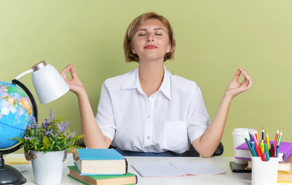 Traduttrice in meditazione alla scrivania a rappresentare la dimensione psicologica del traduttore e l’equilibrio tra mente e lavoro in solitudine
