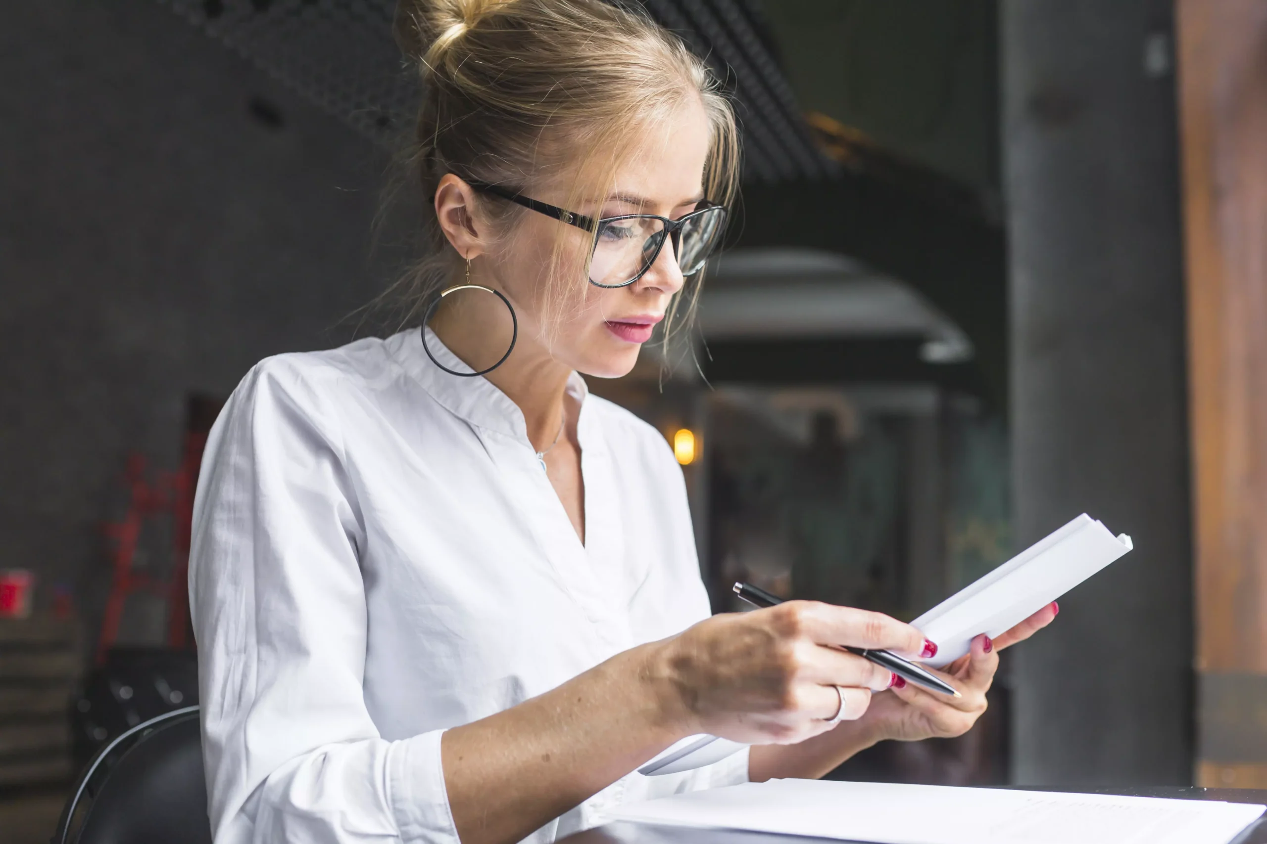 Sfide della traduzione nei settori specialistici Professionista che analizza documenti per traduzione nei settori specialistici tecnico, legale e medico